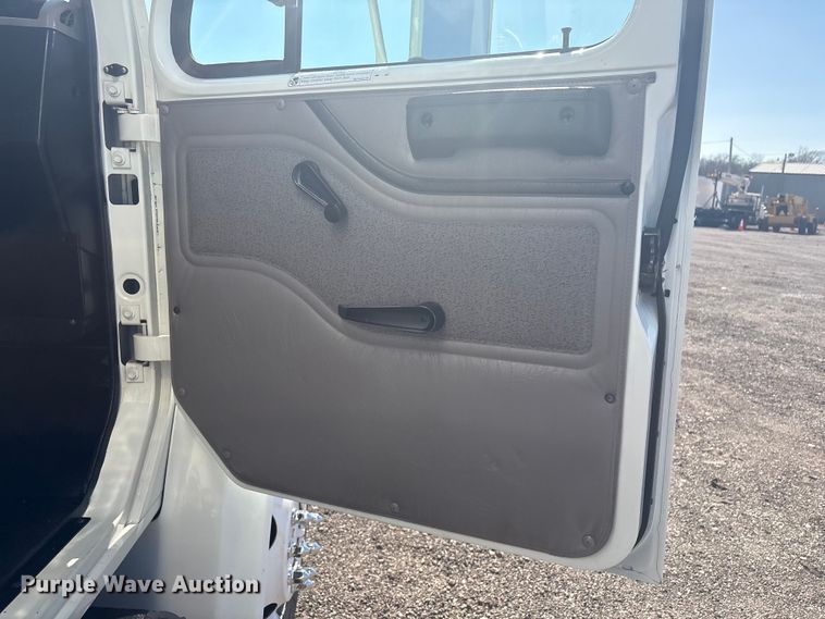 image for item EG8916 2001 International 4700 box truck