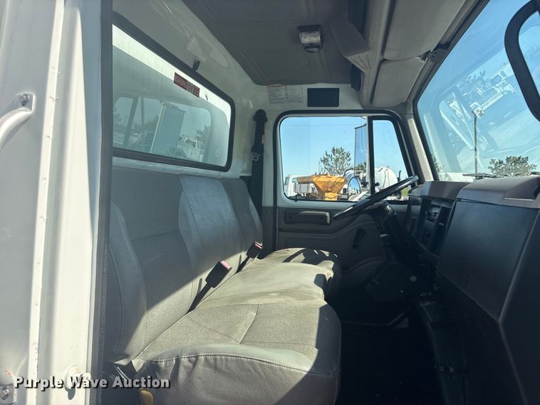 image for item EG8916 2001 International 4700 box truck