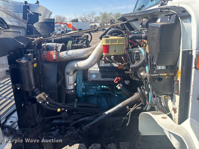 image for item EG8916 2001 International 4700 box truck