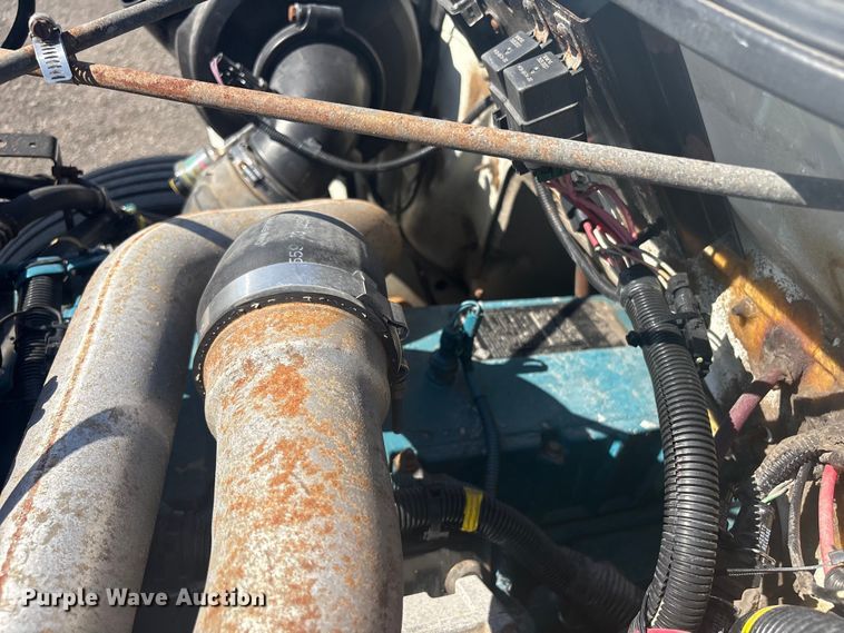 image for item EG8916 2001 International 4700 box truck