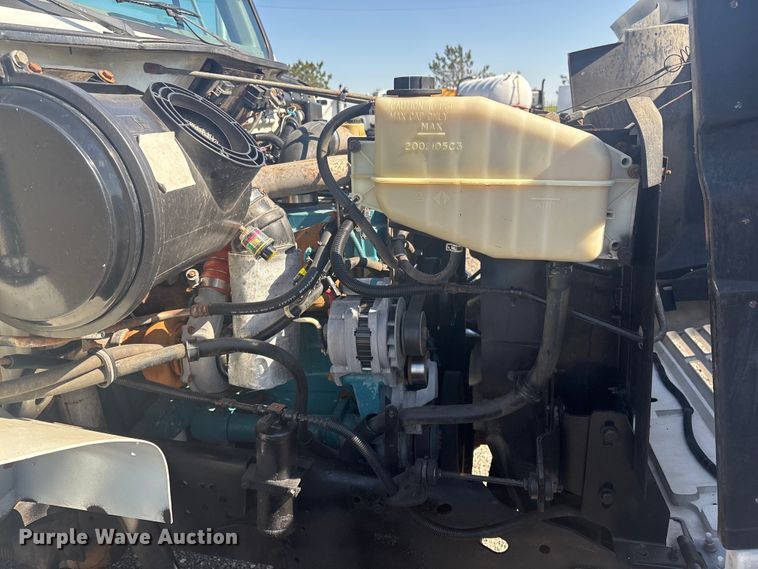 image for item EG8916 2001 International 4700 box truck