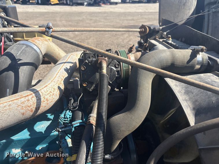 image for item EG8916 2001 International 4700 box truck