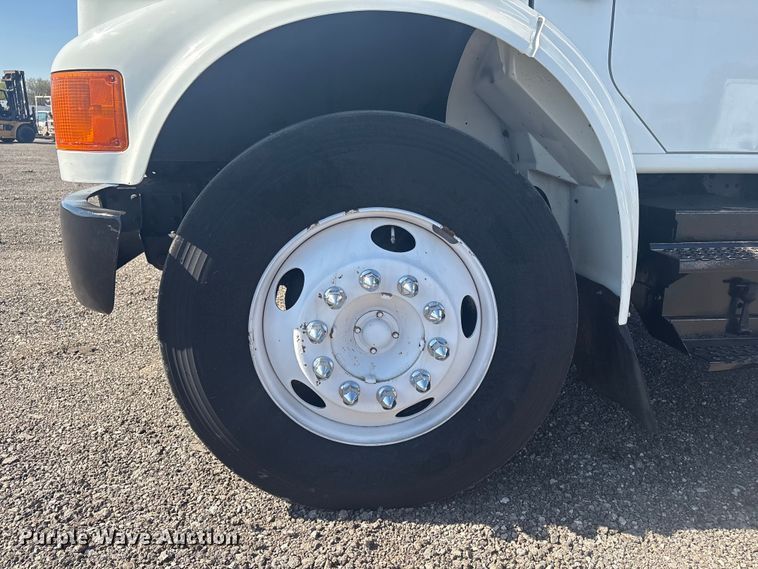 image for item EG8916 2001 International 4700 box truck