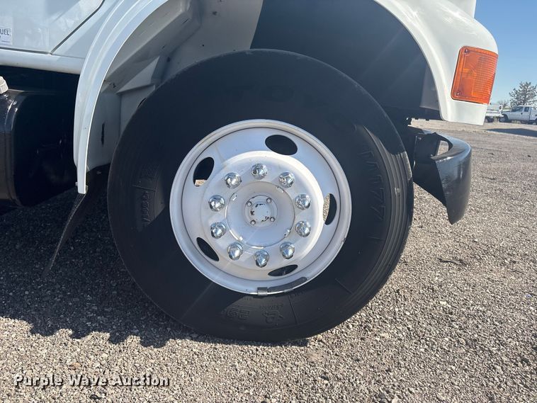 image for item EG8916 2001 International 4700 box truck