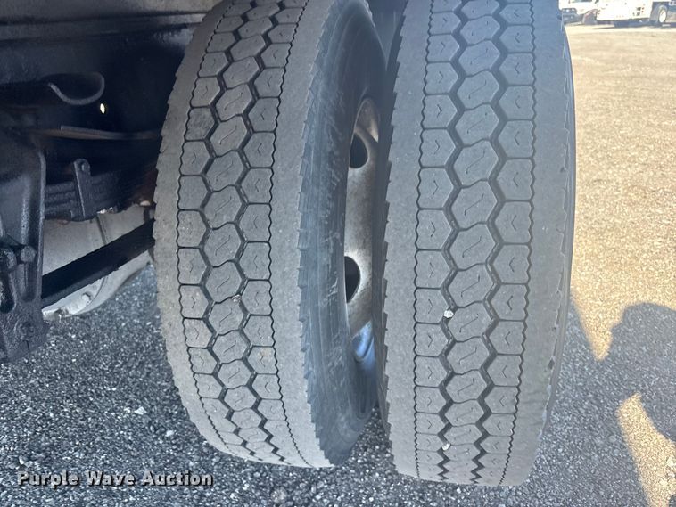 image for item EG8916 2001 International 4700 box truck