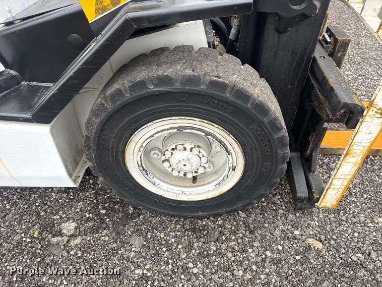 image for item EG8926 2000 Yale GP050RGNUAE084 forklift