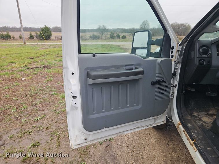 image for item EO7194 2011 Ford F350 flatbed pickup truck