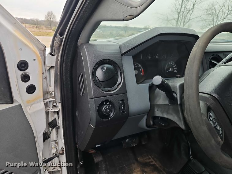 image for item EO7194 2011 Ford F350 flatbed pickup truck