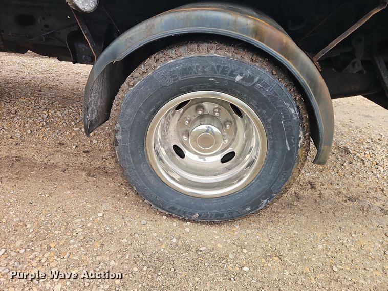 image for item EO7194 2011 Ford F350 flatbed pickup truck