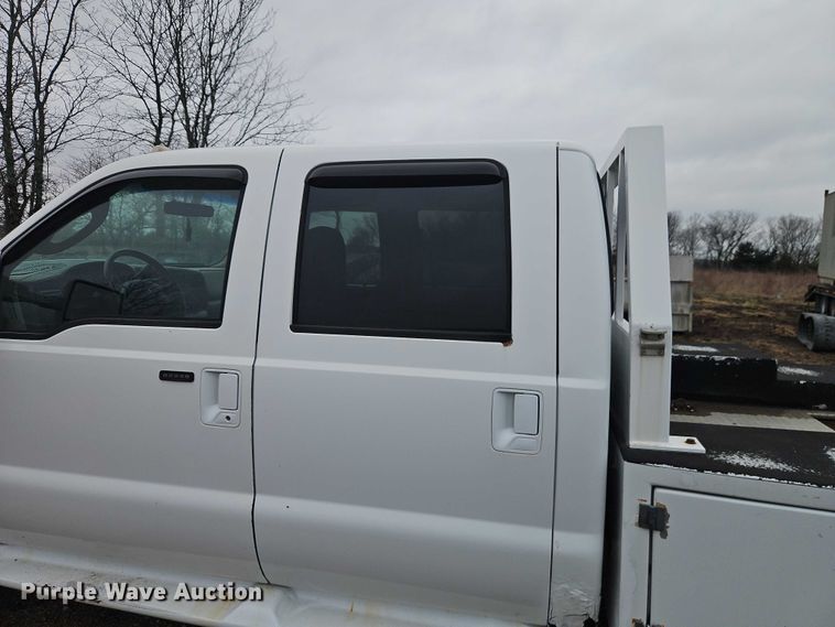 image for item EO7195 2006 Ford F550 Crew Cab flatbed truck