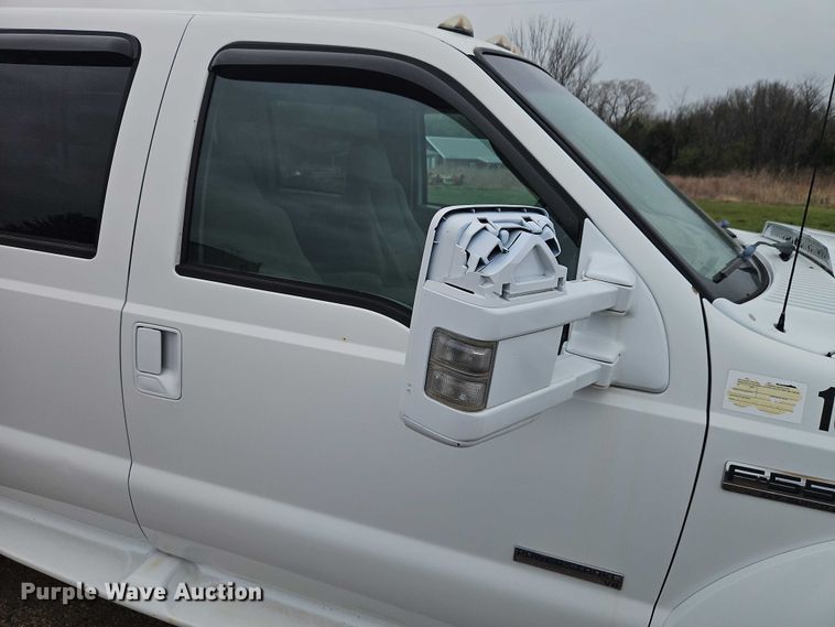 image for item EO7195 2006 Ford F550 Crew Cab flatbed truck