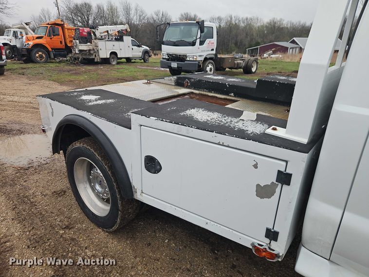 image for item EO7195 2006 Ford F550 Crew Cab flatbed truck