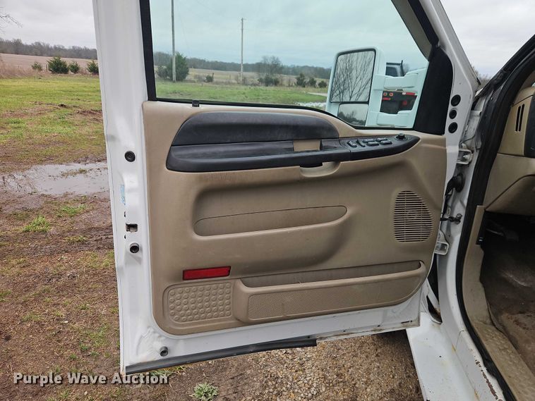 image for item EO7195 2006 Ford F550 Crew Cab flatbed truck