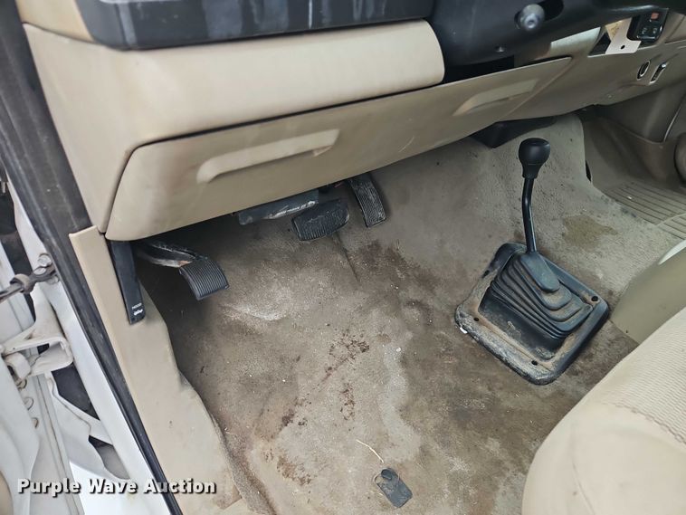 image for item EO7195 2006 Ford F550 Crew Cab flatbed truck