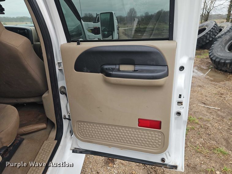 image for item EO7195 2006 Ford F550 Crew Cab flatbed truck