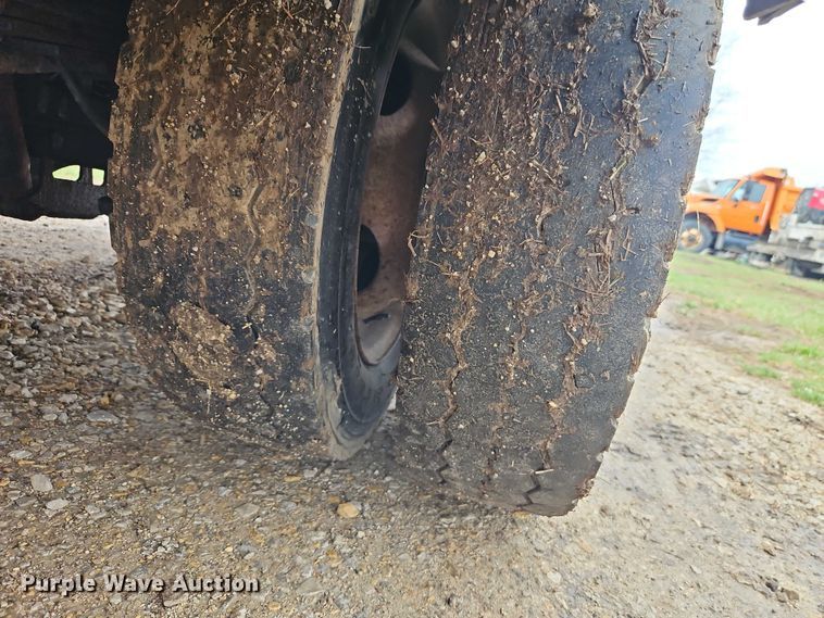 image for item EO7195 2006 Ford F550 Crew Cab flatbed truck