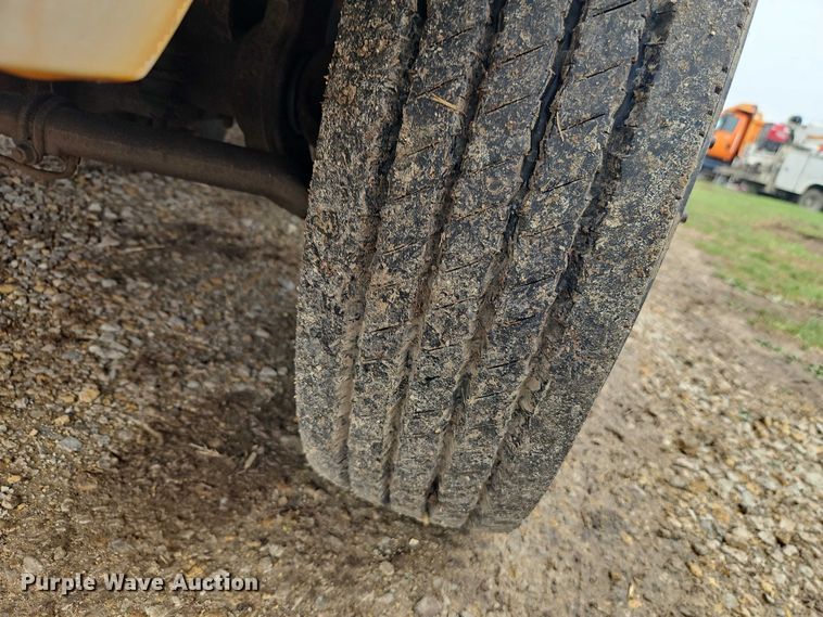 image for item EO7195 2006 Ford F550 Crew Cab flatbed truck