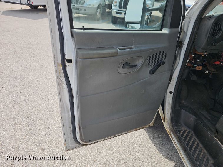 image for item EO7213 2007 Ford E350 delivery van
