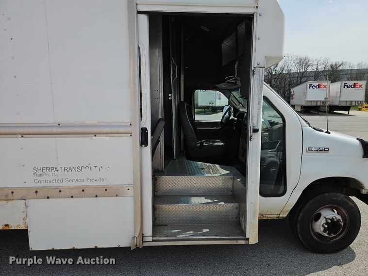 image for item EO7213 2007 Ford E350 delivery van