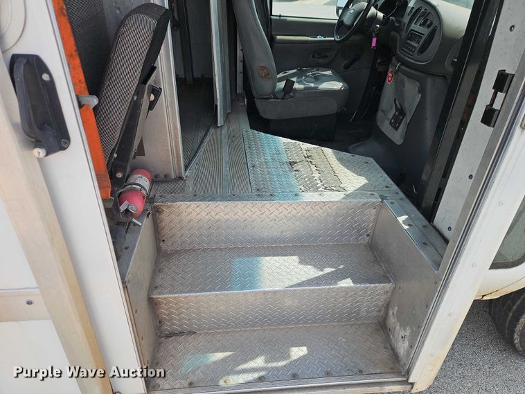 image for item EO7213 2007 Ford E350 delivery van