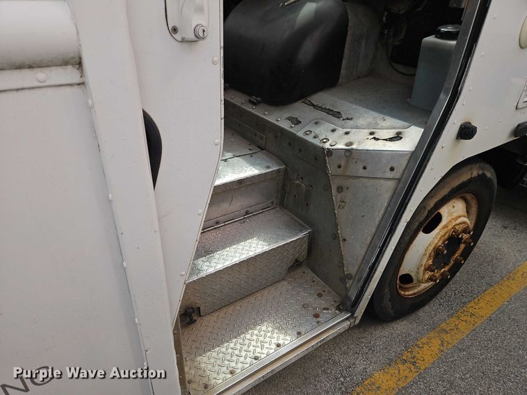 image for item EO7214 2003 International 1652-SC delivery truck