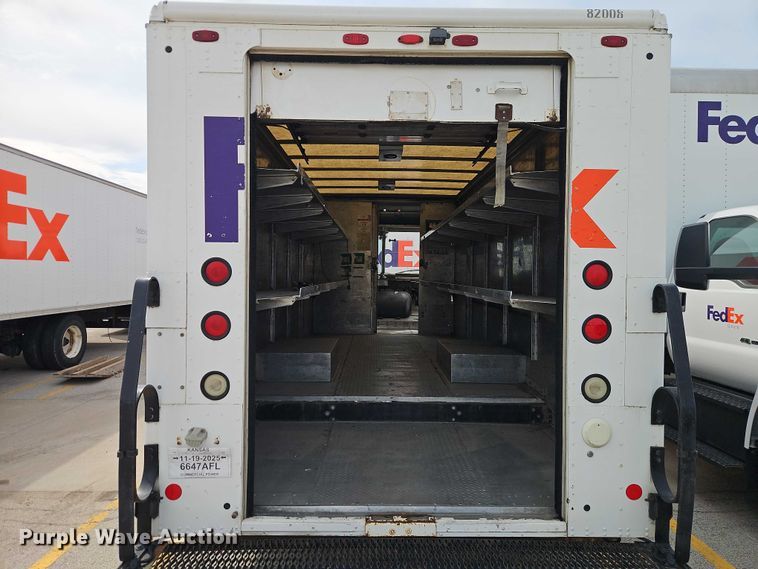 image for item EO7214 2003 International 1652-SC delivery truck