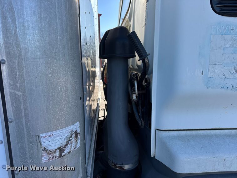 image for item ER0396 2006 Isuzu T7F box truck