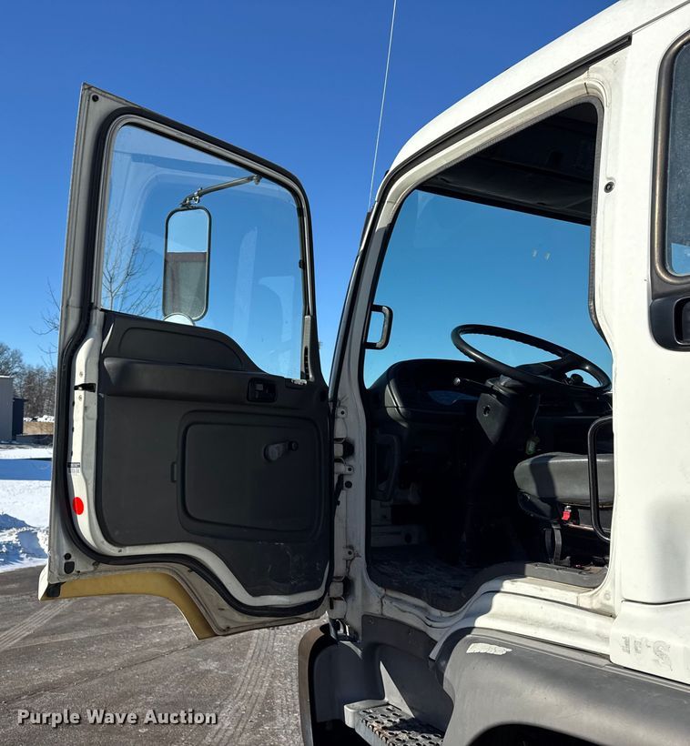 image for item ER0396 2006 Isuzu T7F box truck