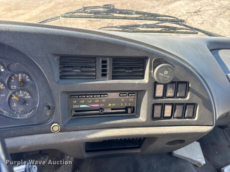 image for item ER0396 2006 Isuzu T7F box truck