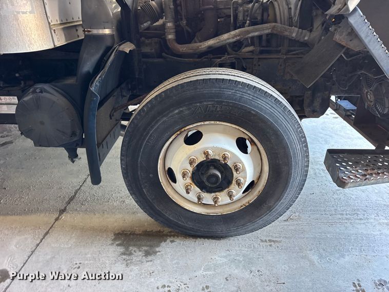 image for item ER0396 2006 Isuzu T7F box truck