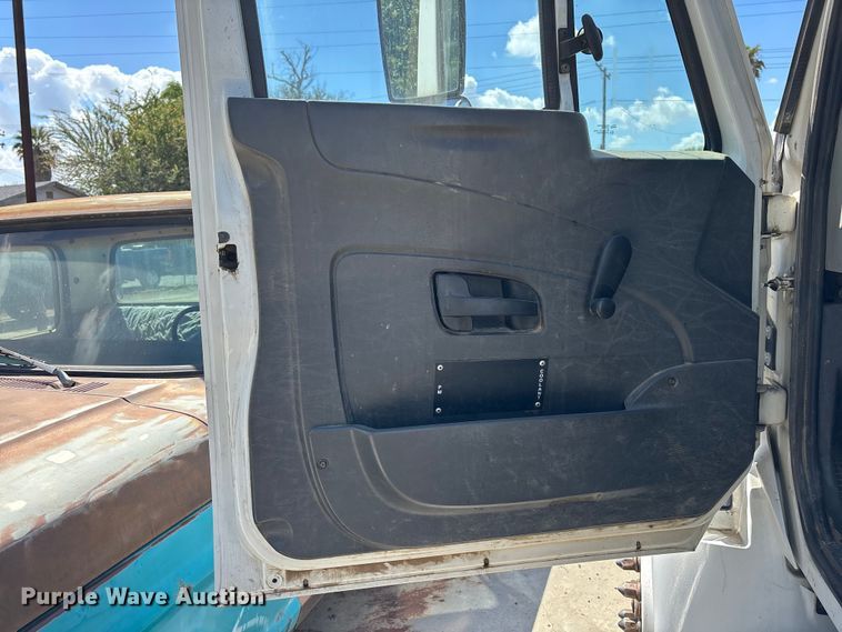 image for item ER7528 2014 International MA025 truck cab and chassis