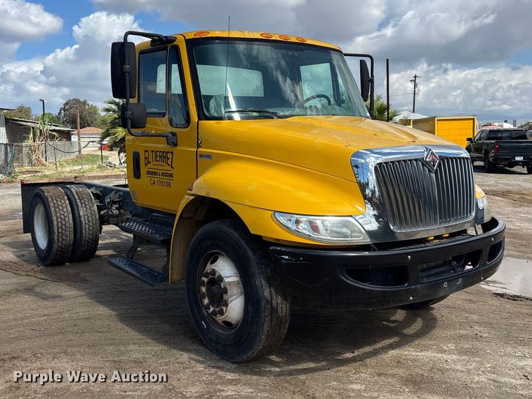 image for item ER7529 2013 International DuraStar 4300 truck cab and chassis