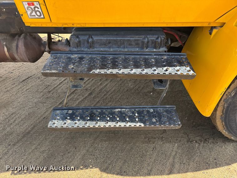 image for item ER7529 2013 International DuraStar 4300 truck cab and chassis