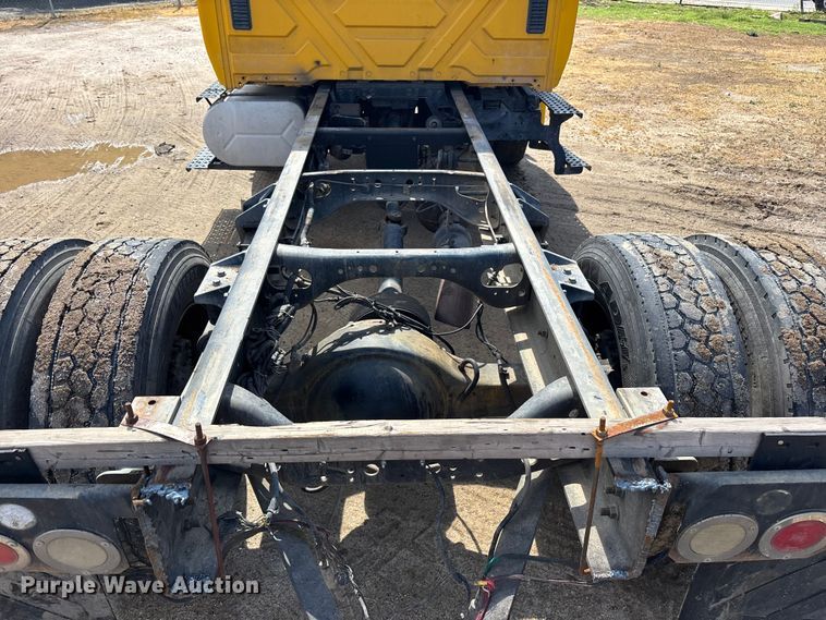 image for item ER7529 2013 International DuraStar 4300 truck cab and chassis