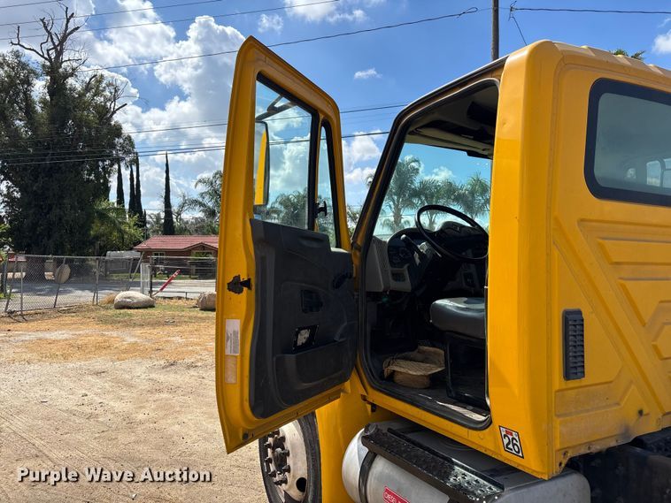 image for item ER7529 2013 International DuraStar 4300 truck cab and chassis