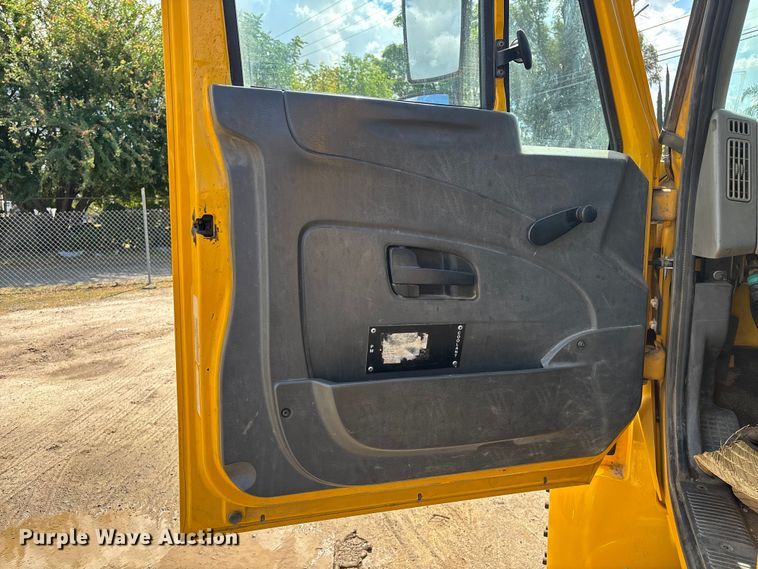 image for item ER7529 2013 International DuraStar 4300 truck cab and chassis