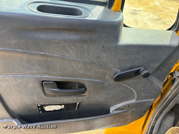 image for item ER7529 2013 International DuraStar 4300 truck cab and chassis