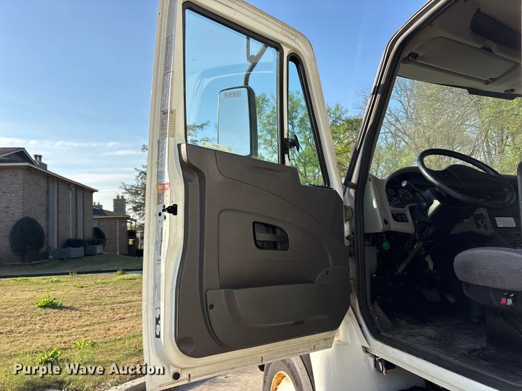 image for item ES8731 2019 International Durastar 4300 box truck