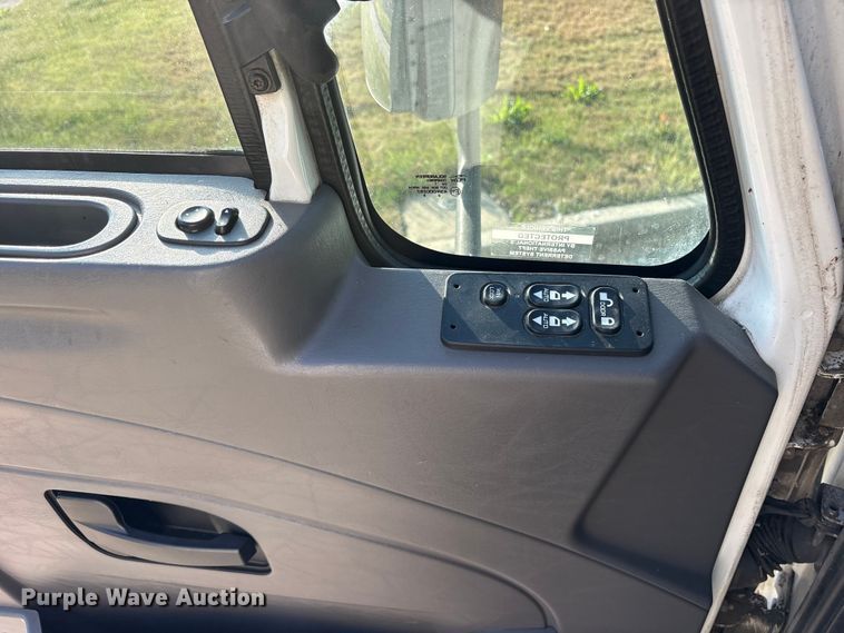 image for item ES8731 2019 International Durastar 4300 box truck