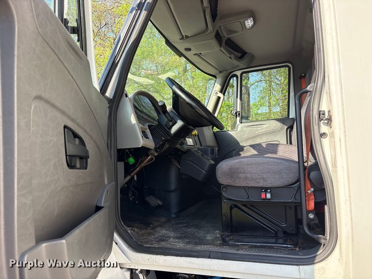 image for item ES8731 2019 International Durastar 4300 box truck