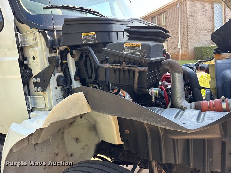 image for item ES8731 2019 International Durastar 4300 box truck