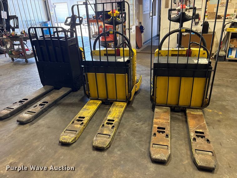 image for item ES8864 (3) Hyster pallet jacks