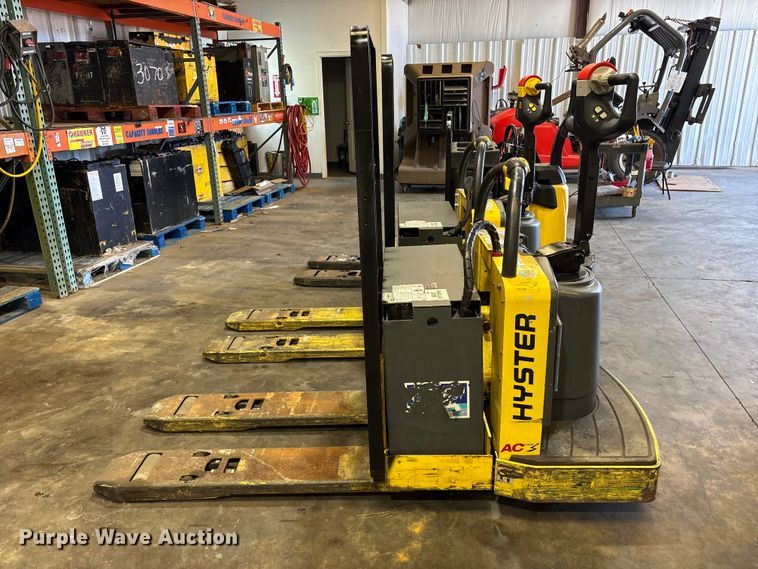 image for item ES8864 (3) Hyster pallet jacks