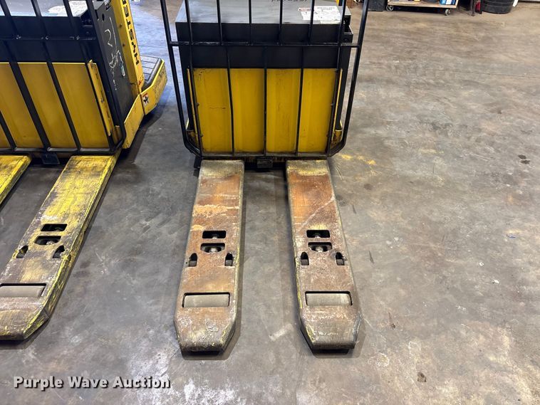 image for item ES8864 (3) Hyster pallet jacks