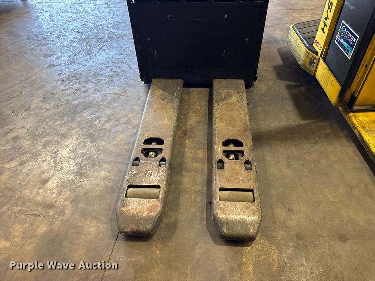 image for item ES8864 (3) Hyster pallet jacks