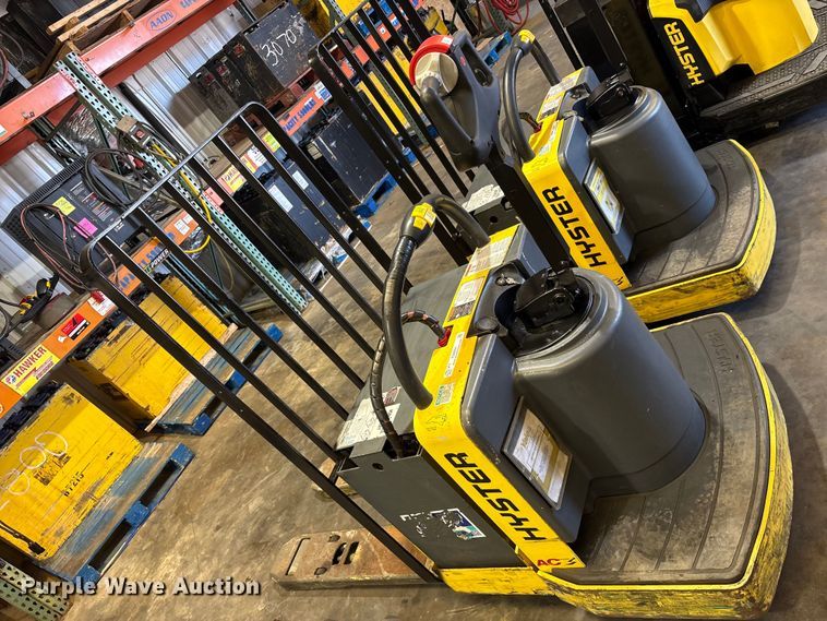 image for item ES8864 (3) Hyster pallet jacks