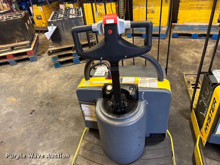 image for item ES8864 (3) Hyster pallet jacks
