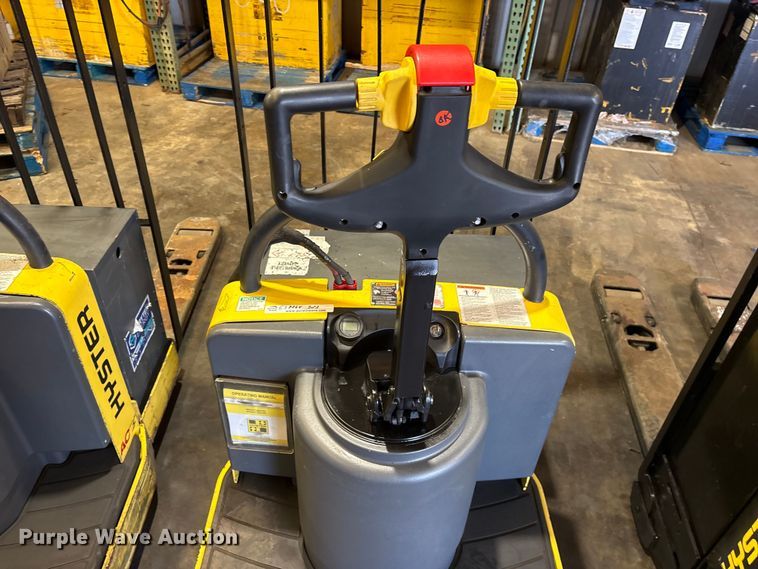 image for item ES8864 (3) Hyster pallet jacks