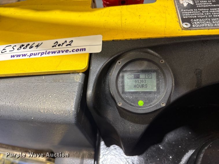 image for item ES8864 (3) Hyster pallet jacks