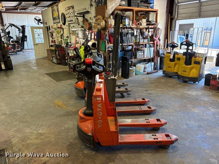 image for item ES8865 (3) Toyota pallet jacks